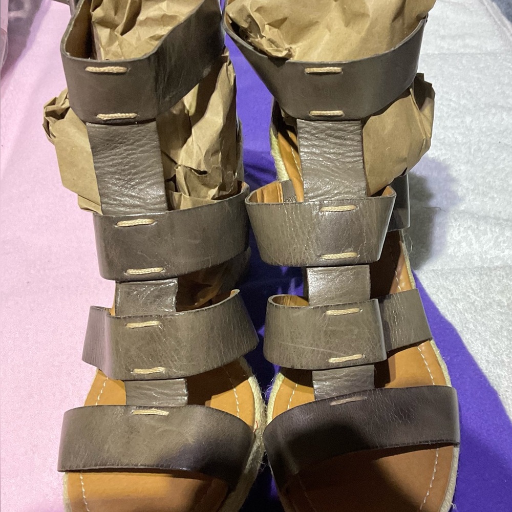Fossil wedge platform brown